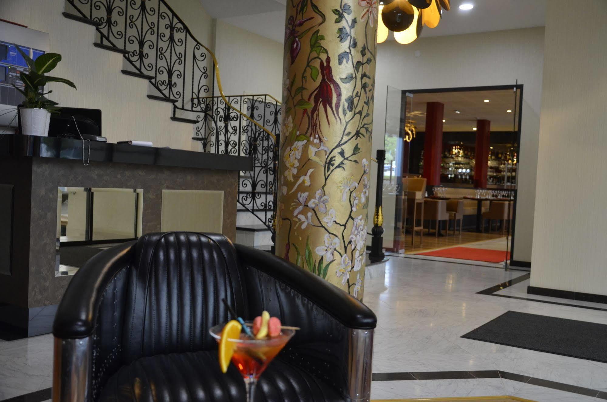Le Grand Hotel Maubeuge Esterno foto