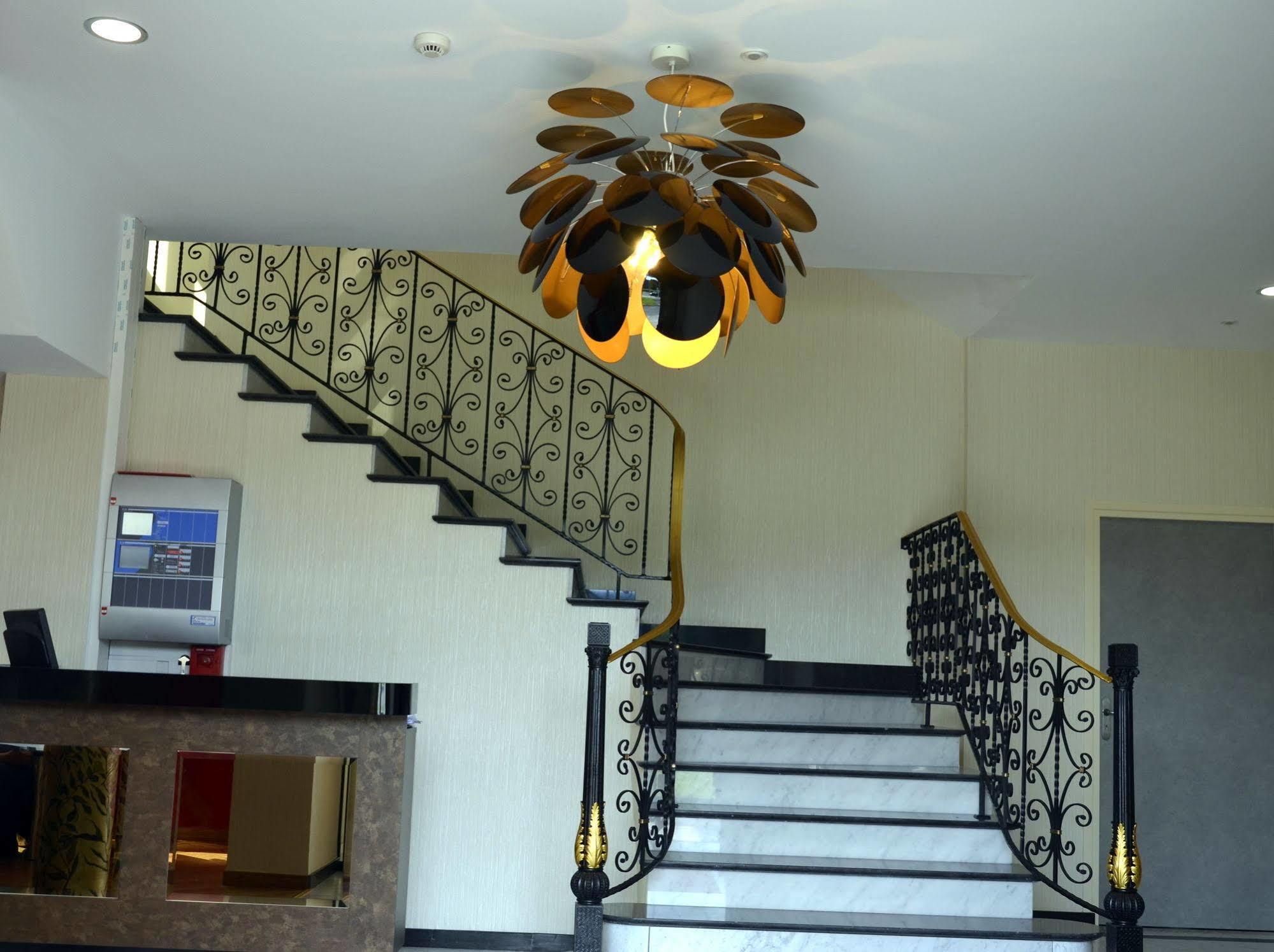Le Grand Hotel Maubeuge Esterno foto